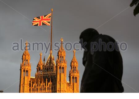 La statue de Winston Churchill se trouve devant le Palais de Westminster le lendemain de la décision du Brexit. Banque D'Images