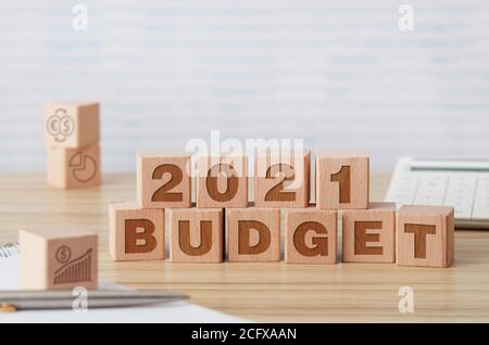 2021 cubes en bois budget sur une table de bureau Banque D'Images