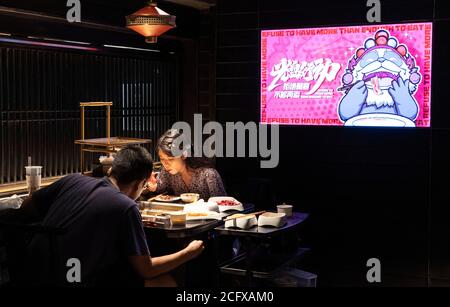 Chengdu, province chinoise du Sichuan. 7 septembre 2020. Les clients dînent dans un restaurant à hot-pot à Chengdu, dans la province du Sichuan, dans le sud-ouest de la Chine, le 7 septembre 2020. De nombreux restaurants à Chengdu ont mis en place des mesures telles que l'offre de petites portions de nourriture et de services à emporter dans leurs campagnes contre les déchets alimentaires. Crédit: Li Mengxin/Xinhua/Alay Live News Banque D'Images