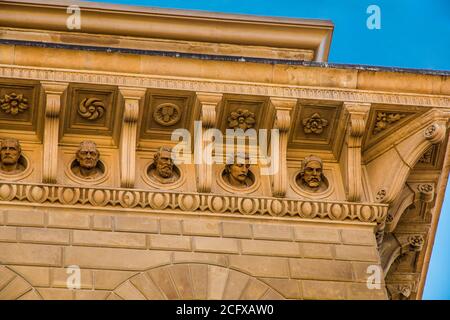 Vue rapprochée du Palazzo Spannocchi sur la Piazza Salimbeni à Sienne, en Toscane. Le palais a un plafond solide protubérant cornice près de la ligne de toit... Banque D'Images