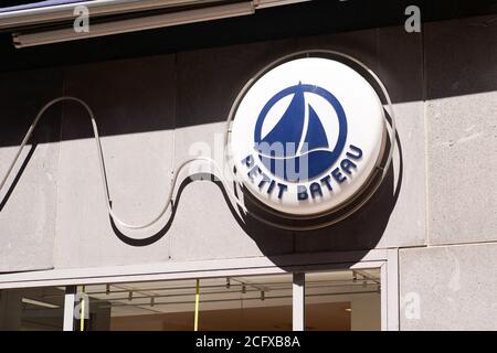 Bordeaux , Aquitaine / France - 09 01 2020 : logo petit bateau texte et signe des enfants vêtements mode magasin signifie petite boutique de bateaux en français Banque D'Images