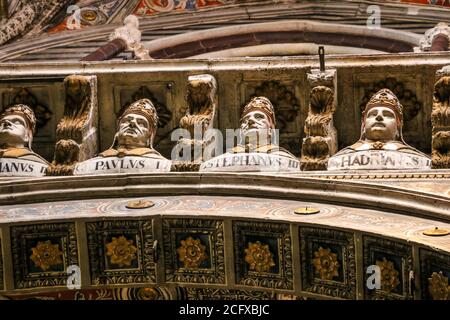 Vue rapprochée parfaite des bustes historiques en plâtre des papes datant des XVe et XVIe siècles, décorées dans le cadre de la moulure horizontale autour de la nef... Banque D'Images