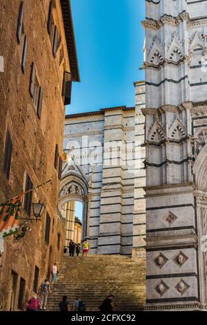 Belle vue d'un escalier raide menant au portail latéral Porta Laterale del Duomo Nuovo de la Piazza San Giovanni; utilisé comme un passage entre la Piazza... Banque D'Images