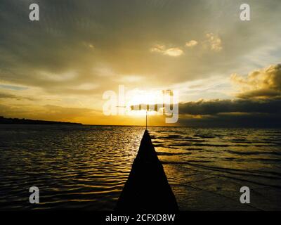 Coucher de soleil spectaculaire sur West Bay Promenade Banque D'Images