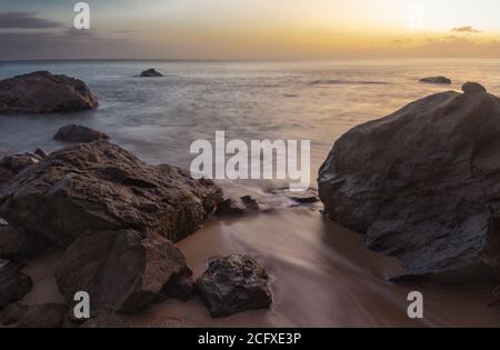 Magnifique coucher de soleil sur la plage de Rincon à Porto Rico Banque D'Images