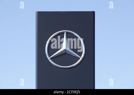 Saint Georges, France - 3 septembre 2020 : logo Mercedes sur un panneau. Mercedes-Benz est un constructeur automobile allemand Banque D'Images