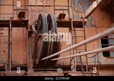 Carrière de minerai d'aluminium. Mine de bauxite à coupe ouverte. Pelle à benne traînante géante. Câbles en acier et rouleaux A. Gros plan. Banque D'Images