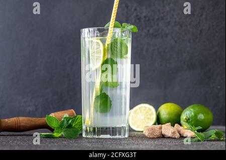 Un verre de mojito avec des ingrédients sur fond sombre Banque D'Images