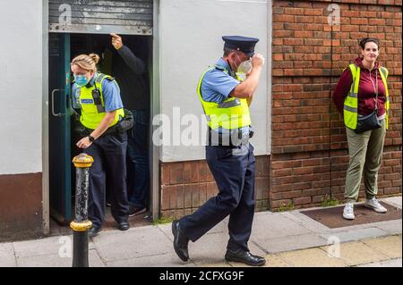 Cork, Irlande. 8 septembre 2020. Les employés d'ex Debenhams sont entrés dans les magasins fermés de Debenhams à Patrick Street, Cork et Henry Street, Dublin ce matin pour intensifier leur action. Le sit-in intervient après que les travailleurs aient réclamé l'offre de licenciement de 1 million d'euros qui leur était faite est dérisoire. Huit ex-travailleurs sont dans le magasin de Cork - cinq de Cork, deux de Tralee et un de Thr Mahon point magasin. Les manifestants ont de la nourriture et sont prêts à s'asseoir aussi longtemps qu'il leur faut pour recevoir une meilleure offre. Gardaï partir après le talkking aux manifestants. Aucune arrestation n'a été effectuée. Crédit : AG News/Alay Live News Banque D'Images