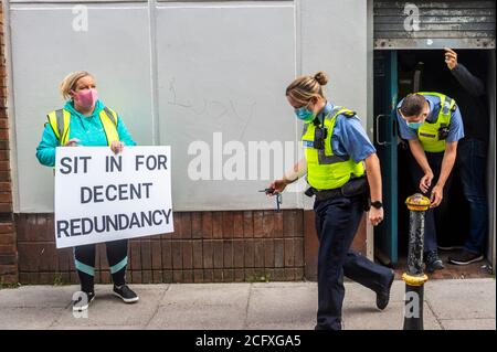 Cork, Irlande. 8 septembre 2020. Les employés d'ex Debenhams sont entrés dans les magasins fermés de Debenhams à Patrick Street, Cork et Henry Street, Dublin ce matin pour intensifier leur action. Le sit-in intervient après que les travailleurs aient réclamé l'offre de licenciement de 1 million d'euros qui leur était faite est dérisoire. Huit ex-travailleurs sont dans le magasin de Cork - cinq de Cork, deux de Tralee et un de Thr Mahon point magasin. Les manifestants ont de la nourriture et sont prêts à s'asseoir aussi longtemps qu'il leur faut pour recevoir une meilleure offre. Gardaï partir après le talkking aux manifestants. Aucune arrestation n'a été effectuée. Crédit : AG News/Alay Live News Banque D'Images