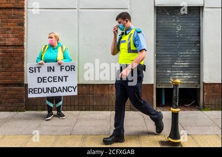 Cork, Irlande. 8 septembre 2020. Les employés d'ex Debenhams sont entrés dans les magasins fermés de Debenhams à Patrick Street, Cork et Henry Street, Dublin ce matin pour intensifier leur action. Le sit-in intervient après que les travailleurs aient réclamé l'offre de licenciement de 1 million d'euros qui leur était faite est dérisoire. Huit ex-travailleurs sont dans le magasin de Cork - cinq de Cork, deux de Tralee et un de Thr Mahon point magasin. Les manifestants ont de la nourriture et sont prêts à s'asseoir aussi longtemps qu'il leur faut pour recevoir une meilleure offre. Gardaï part après avoir parlé aux manifestants. Aucune arrestation n'a été effectuée. Crédit : AG News/Alay Live News Banque D'Images