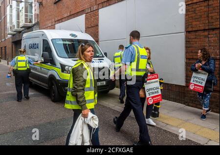 Cork, Irlande. 8 septembre 2020. Les employés d'ex Debenhams sont entrés dans les magasins fermés de Debenhams à Patrick Street, Cork et Henry Street, Dublin ce matin pour intensifier leur action. Le sit-in intervient après que les travailleurs aient réclamé l'offre de licenciement de 1 million d'euros qui leur était faite est dérisoire. Huit ex-travailleurs sont dans le magasin de Cork - cinq de Cork, deux de Tralee et un de Thr Mahon point magasin. Les manifestants ont de la nourriture et sont prêts à s'asseoir aussi longtemps qu'il leur faut pour recevoir une meilleure offre. Gardaï part après avoir parlé aux manifestants. Aucune arrestation n'a été effectuée. Crédit : AG News/Alay Live News Banque D'Images