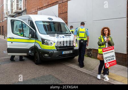 Cork, Irlande. 8 septembre 2020. Les employés d'ex Debenhams sont entrés dans les magasins fermés de Debenhams à Patrick Street, Cork et Henry Street, Dublin ce matin pour intensifier leur action. Le sit-in intervient après que les travailleurs aient réclamé l'offre de licenciement de 1 million d'euros qui leur était faite est dérisoire. Huit ex-travailleurs sont dans le magasin de Cork - cinq de Cork, deux de Tralee et un de Thr Mahon point magasin. Les manifestants ont de la nourriture et sont prêts à s'asseoir aussi longtemps qu'il leur faut pour recevoir une meilleure offre. Gardaï part après avoir parlé aux manifestants. Aucune arrestation n'a été effectuée. Crédit : AG News/Alay Live News Banque D'Images