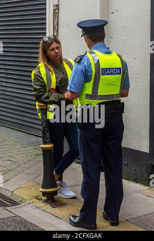 Cork, Irlande. 8 septembre 2020. Les employés d'ex Debenhams sont entrés dans les magasins fermés de Debenhams à Patrick Street, Cork et Henry Street, Dublin ce matin pour intensifier leur action. Le sit-in intervient après que les travailleurs aient réclamé l'offre de licenciement de 1 million d'euros qui leur était faite est dérisoire. Huit ex-travailleurs sont dans le magasin de Cork - cinq de Cork, deux de Tralee et un de Thr Mahon point magasin. Les manifestants ont de la nourriture et sont prêts à s'asseoir aussi longtemps qu'il leur faut pour recevoir une meilleure offre. A Garda parle au protestataire Madeline Whelan. Crédit : AG News/Alay Live News Banque D'Images