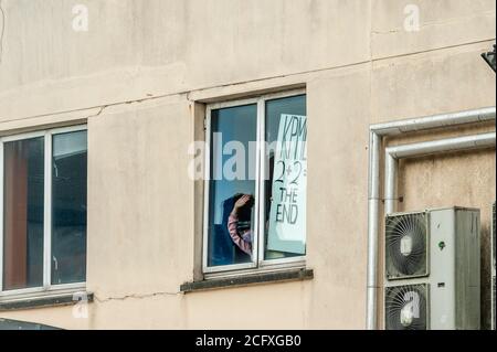 Cork, Irlande. 8 septembre 2020. Les employés d'ex Debenhams sont entrés dans les magasins fermés de Debenhams à Patrick Street, Cork et Henry Street, Dublin ce matin pour intensifier leur action. Le sit-in intervient après que les travailleurs aient réclamé l'offre de licenciement de 1 million d'euros qui leur était faite est dérisoire. Huit ex-travailleurs sont dans le magasin de Cork - cinq de Cork, deux de Tralee et un de Thr Mahon point magasin. Les manifestants ont de la nourriture et sont prêts à s'asseoir aussi longtemps qu'il leur faut pour recevoir une meilleure offre. Crédit : AG News/Alay Live News Banque D'Images