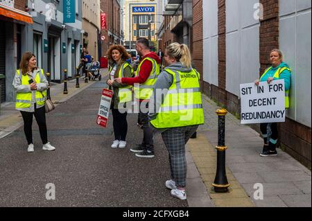 Cork, Irlande. 8 septembre 2020. Les employés d'ex Debenhams sont entrés dans les magasins fermés de Debenhams à Patrick Street, Cork et Henry Street, Dublin ce matin pour intensifier leur action. Le sit-in intervient après que les travailleurs aient réclamé l'offre de licenciement de 1 million d'euros qui leur était faite est dérisoire. Huit ex-travailleurs sont dans le magasin de Cork - cinq de Cork, deux de Tralee et un de Thr Mahon point magasin. Les manifestants ont de la nourriture et sont prêts à s'asseoir aussi longtemps qu'il leur faut pour recevoir une meilleure offre. Crédit : AG News/Alay Live News Banque D'Images