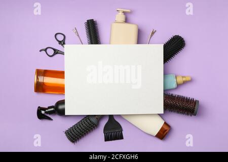 Composition avec accessoires coiffeur sur fond violet, espace pour le texte Banque D'Images