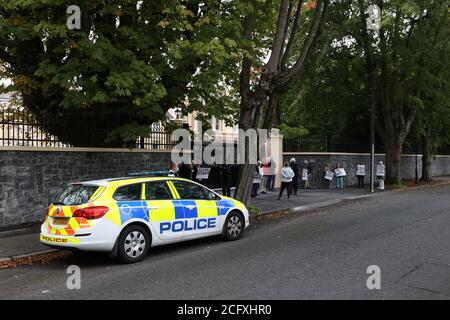 Les résidents protestent devant le consulat de Chine à Belfast, dans le cadre d'un conflit concernant la construction d'un mur frontière et d'une porte d'entrée qui ont été construits sans autorisation de planification. Banque D'Images