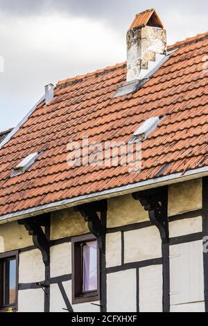 Gros plan vertical d'une maison d'époque avec un rouge toit Banque D'Images