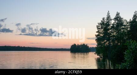 Vue sur le lac au coucher du soleil à Oulu, Finlande Banque D'Images