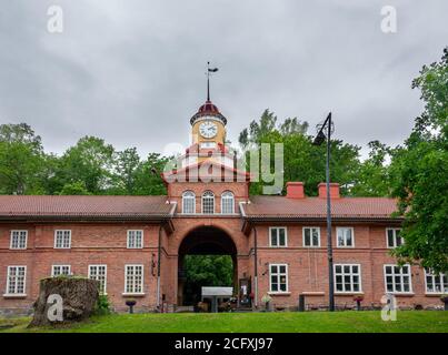 Le village de Fiskars et son bâtiment de la tour de l'horloge (construit en 1826) en été. Banque D'Images