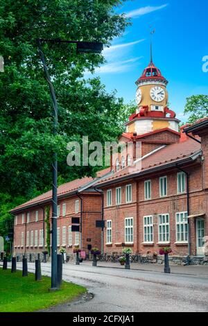 Le village de Fiskars et son bâtiment de la tour de l'horloge (construit en 1826) en été. Banque D'Images