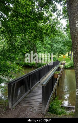 Une route rurale dans le village de Fiskars en été. Banque D'Images