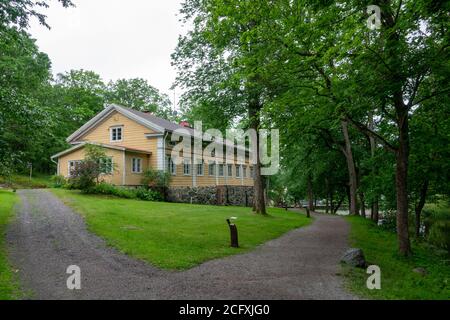 Une route rurale dans le village de Fiskars en été. Banque D'Images