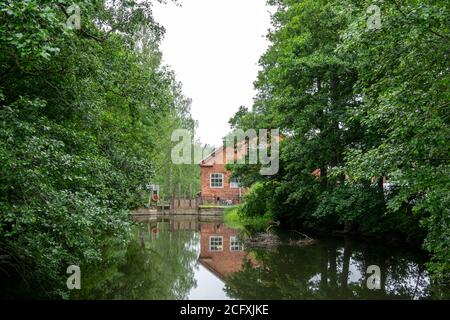 Une route rurale dans le village de Fiskars en été. Banque D'Images