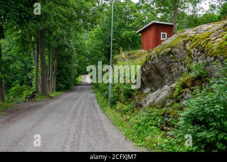 Une route rurale dans le village de Fiskars en été. Banque D'Images