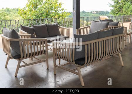 Coin détente avec canapé moderne sur le luxueux café-restaurant sur le toit. Banque D'Images