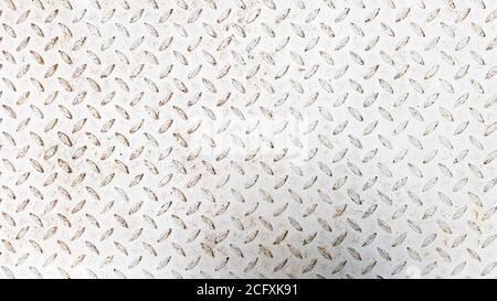 Tôle d'acier blanche avec motif en losange gaufré, utilisée pour les sols et la construction industrielle. Plaque en acier blanc vintage utile comme arrière-plan. Banque D'Images