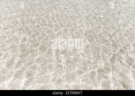 Vue de dessus surface claire de l'eau de mer réflexions sur la plage de sable peu profonde. Banque D'Images