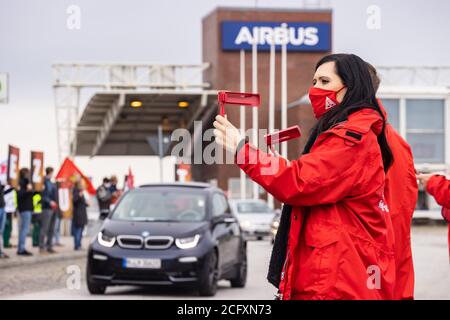 Hambourg, Allemagne. 08 septembre 2020. Les employés d'Airbus manifestent par un convoi à Hambourg-Finkenwerder contre les licenciements. Près de 2200 emplois seront coupés à Hambourg. Crédit : Ulrich Perrey/dpa/Alay Live News Banque D'Images