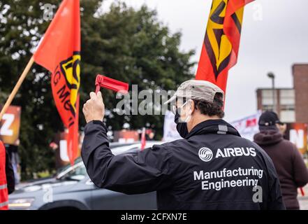 Hambourg, Allemagne. 08 septembre 2020. Les employés d'Airbus manifestent par un convoi à Hambourg-Finkenwerder contre les licenciements. Près de 2200 emplois seront coupés à Hambourg. Crédit : Ulrich Perrey/dpa/Alay Live News Banque D'Images