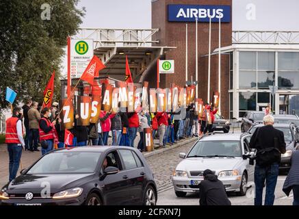 Hambourg, Allemagne. 08 septembre 2020. Les employés d'Airbus manifestent par un convoi à Hambourg-Finkenwerder contre les licenciements. Près de 2200 emplois seront coupés à Hambourg. Crédit : Ulrich Perrey/dpa/Alay Live News Banque D'Images