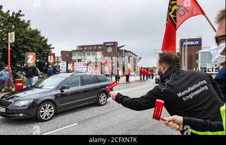 Hambourg, Allemagne. 08 septembre 2020. Les employés d'Airbus manifestent par un convoi à Hambourg-Finkenwerder contre les licenciements. Près de 2200 emplois seront coupés à Hambourg. Crédit : Ulrich Perrey/dpa/Alay Live News Banque D'Images