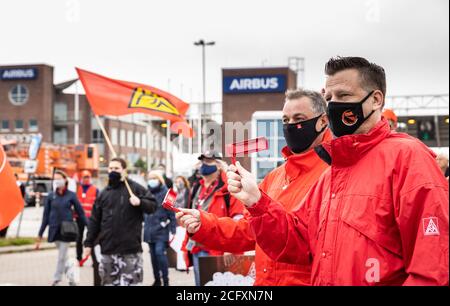 Hambourg, Allemagne. 08 septembre 2020. Les employés d'Airbus manifestent à Hambourg-Finkenwerder contre les licenciements. Près de 2200 emplois seront coupés à Hambourg. Crédit : Ulrich Perrey/dpa/Alay Live News Banque D'Images