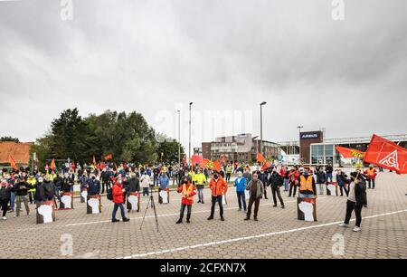Hambourg, Allemagne. 08 septembre 2020. Les employés d'Airbus manifestent à Hambourg-Finkenwerder contre les licenciements. Près de 2200 emplois seront coupés à Hambourg. Crédit : Ulrich Perrey/dpa/Alay Live News Banque D'Images
