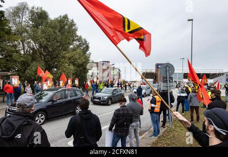 Hambourg, Allemagne. 08 septembre 2020. Les employés d'Airbus manifestent par un convoi à Hambourg-Finkenwerder contre les licenciements. Près de 2200 emplois seront coupés à Hambourg. Crédit : Ulrich Perrey/dpa/Alay Live News Banque D'Images