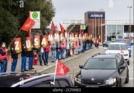 Hambourg, Allemagne. 08 septembre 2020. Les employés d'Airbus manifestent par un convoi à Hambourg-Finkenwerder contre les licenciements. Près de 2200 emplois seront coupés à Hambourg. Crédit : Ulrich Perrey/dpa/Alay Live News Banque D'Images
