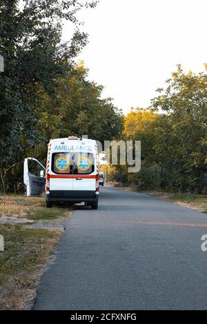 Ambulance sur le côté de la route. Concept de premiers soins Banque D'Images