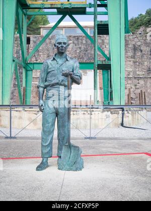 CARDONA, ESPAGNE-25 JUILLET 2020: Monument au mineur avec une pelle. Banque D'Images