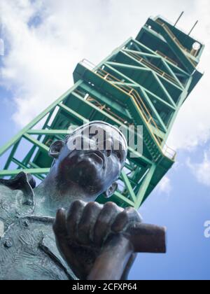 CARDONA, ESPAGNE-25 JUILLET 2020: Monument au mineur avec une pelle. Vue rapprochée, composition diagonale. Banque D'Images