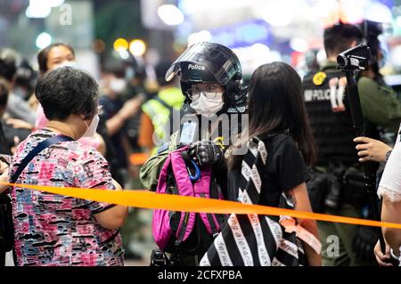 Hong Kong, Chine. 06e septembre 2020. Les manifestants sont descendus dans les rues de Kowloon le jour des élections à Hong Kong. Ils protestent contre l'introduction de la loi sur la sécurité nationale et contre le report des élections de Hong Kong de 12 mois. La police prend les détails personnels des passants . Hong Kong, 06.09.2020 | utilisation dans le monde crédit : dpa/Alay Live News Banque D'Images