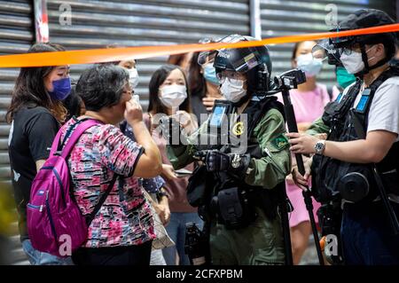 Hong Kong, Chine. 06e septembre 2020. Les manifestants sont descendus dans les rues de Kowloon le jour des élections à Hong Kong. Ils protestent contre l'introduction de la loi sur la sécurité nationale et contre le report des élections de Hong Kong de 12 mois. La police prend les détails personnels des passants . Hong Kong, 06.09.2020 | utilisation dans le monde crédit : dpa/Alay Live News Banque D'Images