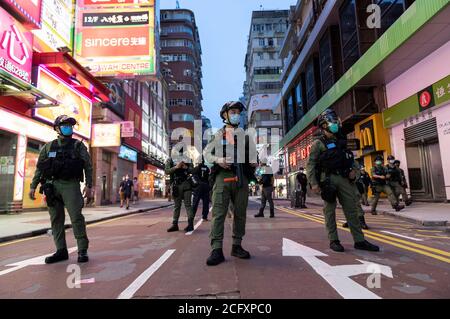 Hong Kong, Chine. 06e septembre 2020. Les manifestants sont descendus dans les rues de Kowloon le jour des élections à Hong Kong. Ils protestent contre l'introduction de la loi sur la sécurité nationale et contre le report des élections de Hong Kong de 12 mois. La police bloque les rues commerçantes. Hong Kong, 09/06/2020 | utilisation dans le monde crédit : dpa/Alamy Live News Banque D'Images