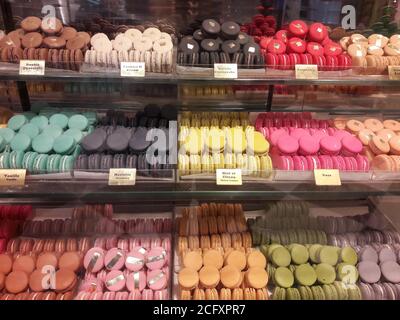 Des macarons colorés sont exposés au café local. Banque D'Images