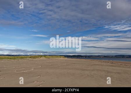 La large plage de sable déserte de Tentsmuir point sur la limite sud de l'estuaire de Tay, en regardant vers le nord en direction de Broughty Ferry, Banque D'Images