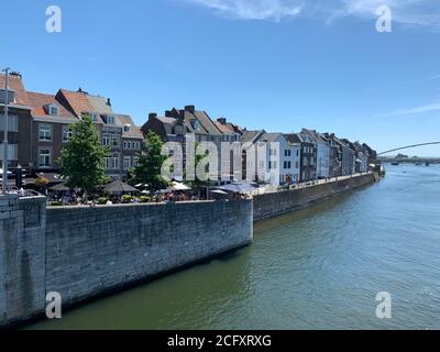 Maisons anciennes sur la rive de la Meuse (Maas). Maastricht, Limbourg / pays-Bas Banque D'Images